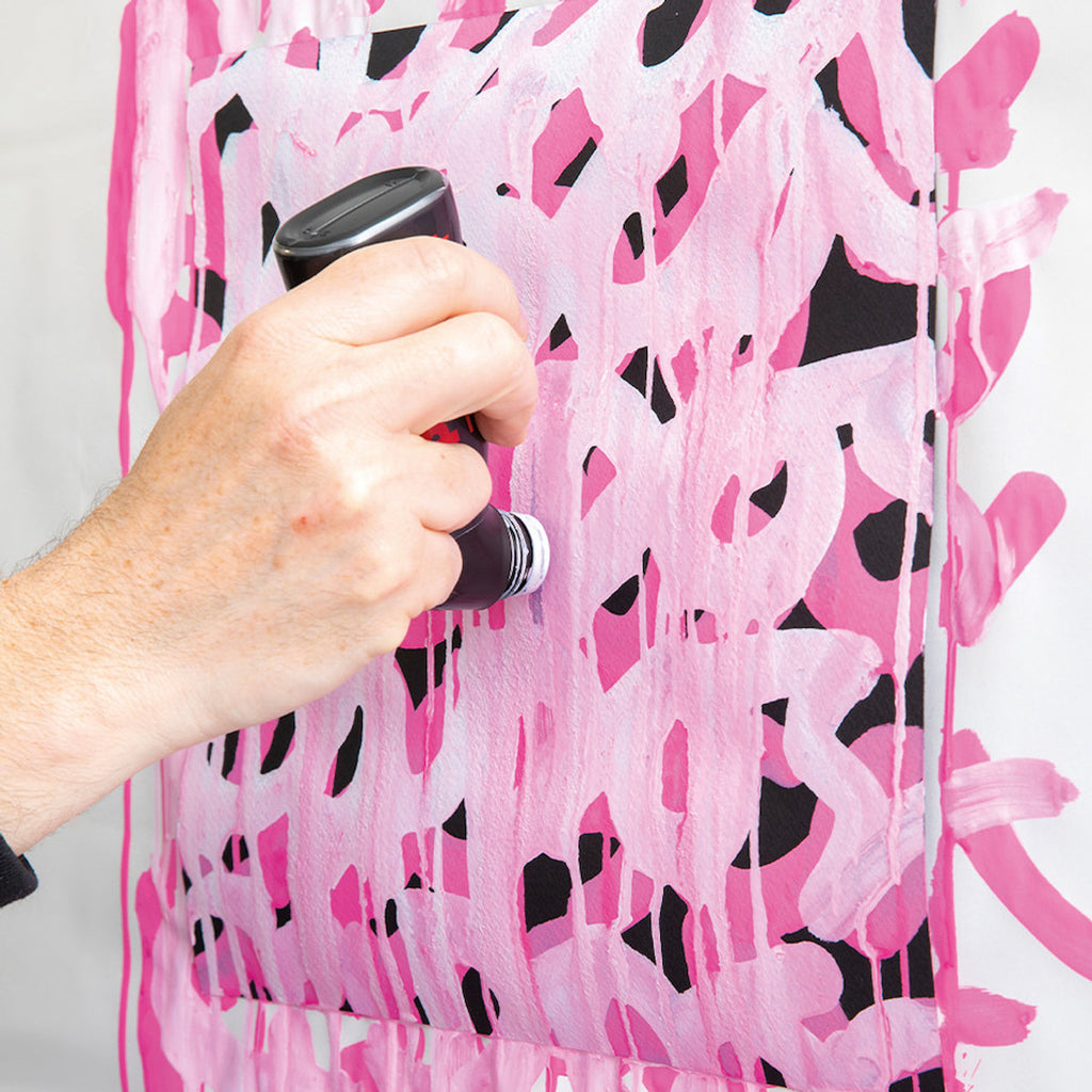 Artist showing the MOPr from POSCA in drip style